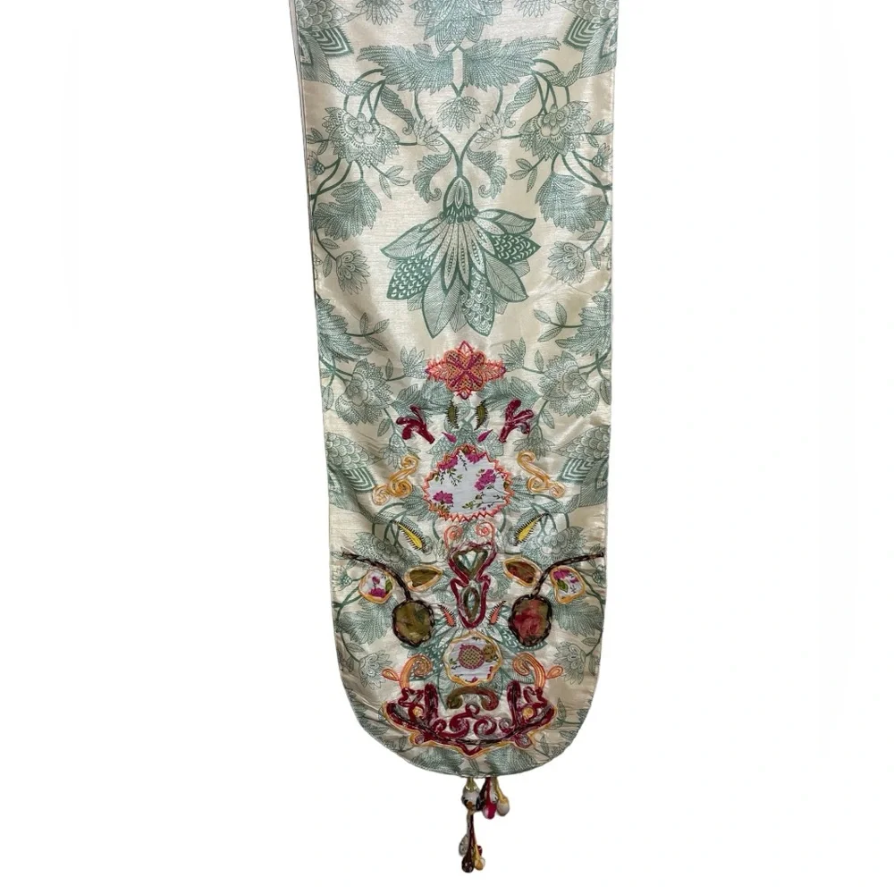 Pier 1 Floral Embroidered Table Runner ceramic‎ bead yarn tassel